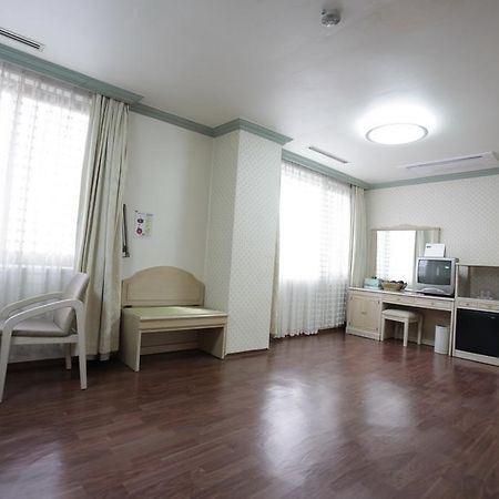 Geoje Tourist Hotel ภายนอก รูปภาพ